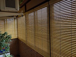 Terraza cerrada con persianas alicantinas de madera.