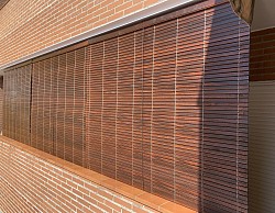 Terraza cerrada con persianas alicantinas de madera.